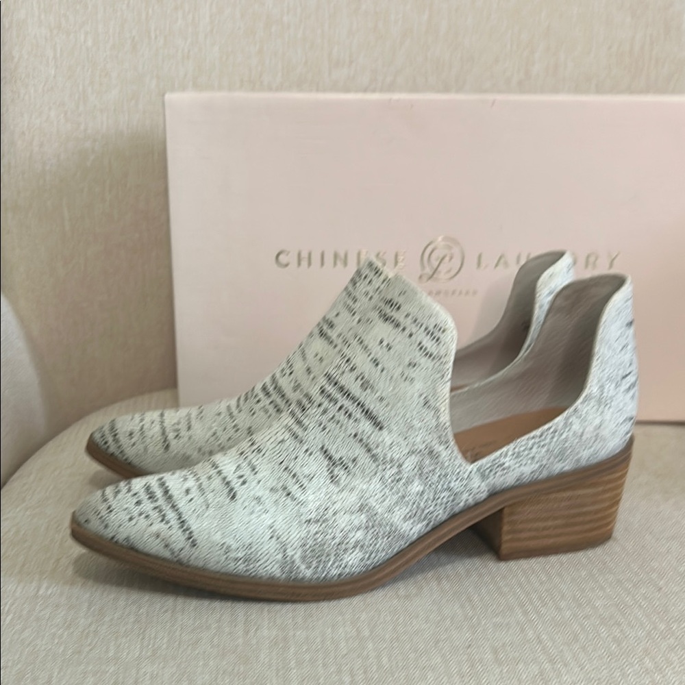 Chinese Laundry Women's Grey and White Snakeskin-Patterned Leather Mules size 7